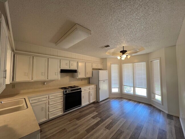 Building Photo - 5522 95th St