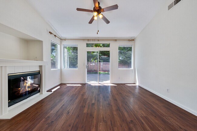 Building Photo - Charming 3-Bed Home in Prime Folsom Locati...