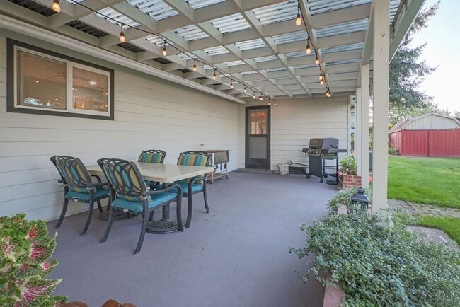 Building Photo - Full Furnished, Cozy Country Cottage Available for short term rental