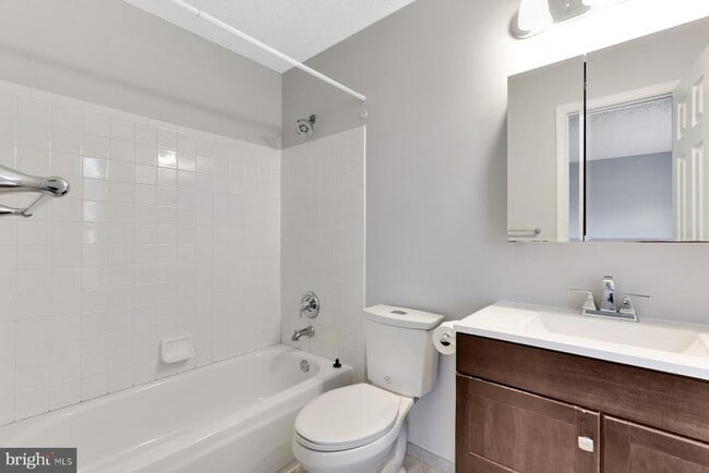 Building Photo - 140 S Barrow Pl