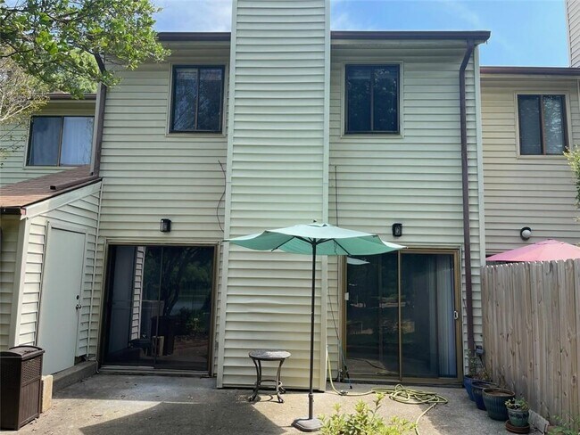 Building Photo - 1020 Country Ct