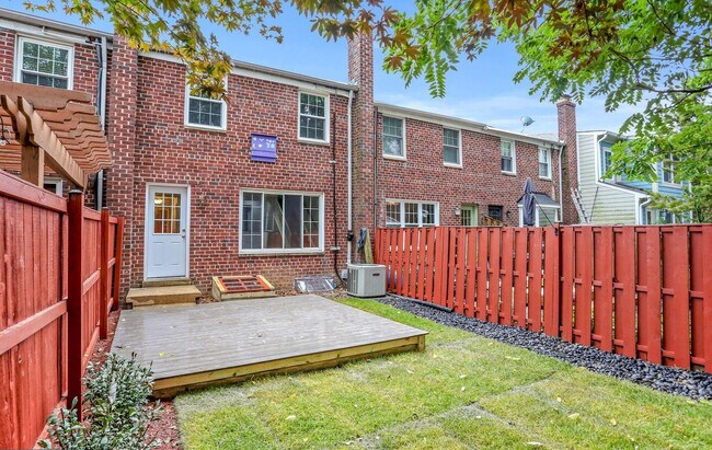 Building Photo - 3012 Hickory St