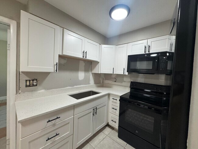 Building Photo - 8821 Dania Dr