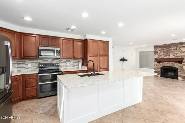 Building Photo - 7217 W Crest Ln