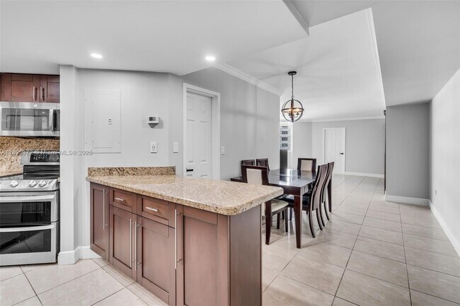 Building Photo - 999 Brickell Bay Dr