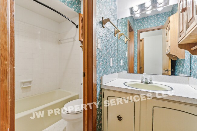 Building Photo - 2444 Somerset Dr