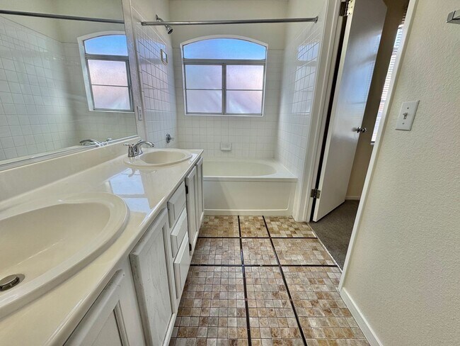 Building Photo - SPACIOUS 2 BEDROOM TOP FLOOR CONDO