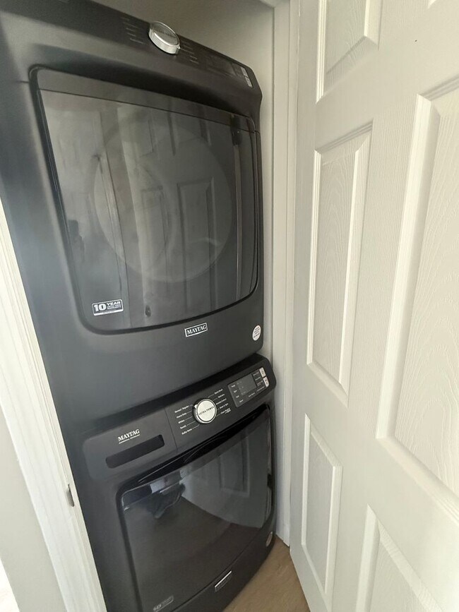 Building Photo - 3 BEDROOM CONDO. Walking Distance to Unive...