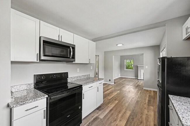 Building Photo - Renovated 3 Bed 2 Bath Home