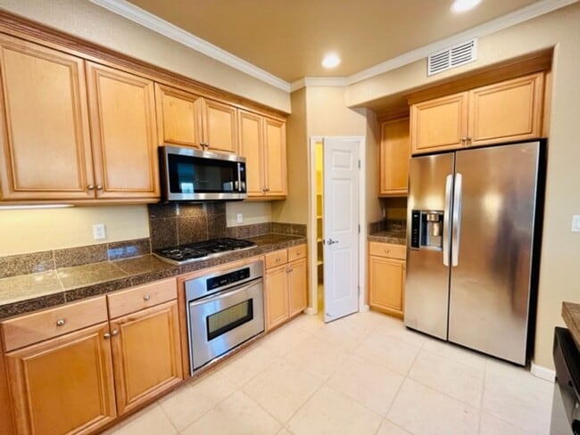 Building Photo - Beautiful 3BD/3BA, Two-Story Corner Unit C...