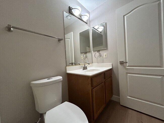 Building Photo - 434 E Chicory Pl