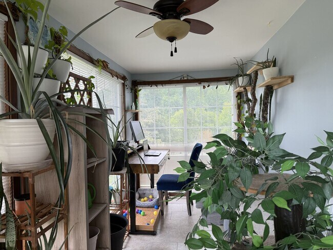 Building Photo - Adorable 2-Bedroom Cottage in Marion!