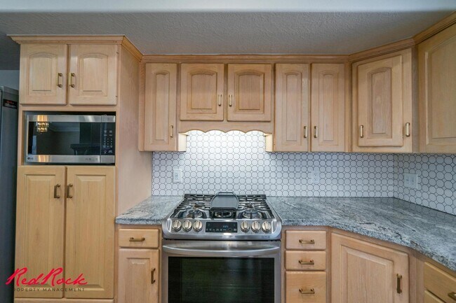 Building Photo - Spacious 6 Bedroom Home with a Balcony!