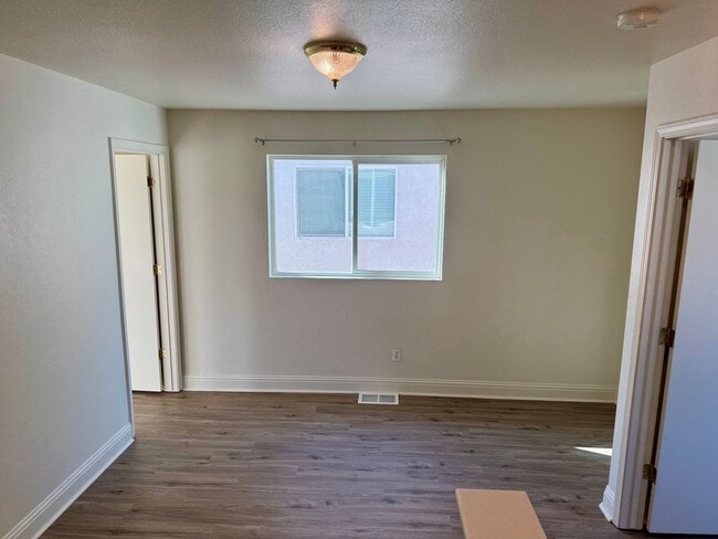 Building Photo - Newly Updated 3 Bedroom 2 1/2 Bath North M...