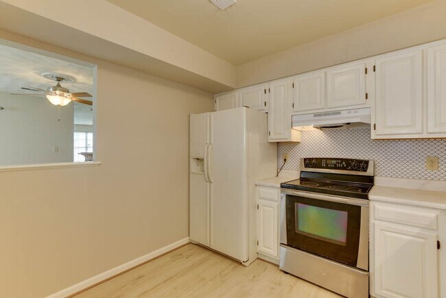 Building Photo - Updated 3-Bedroom Yorktown Townhouse with Private Yard and Community Amenities