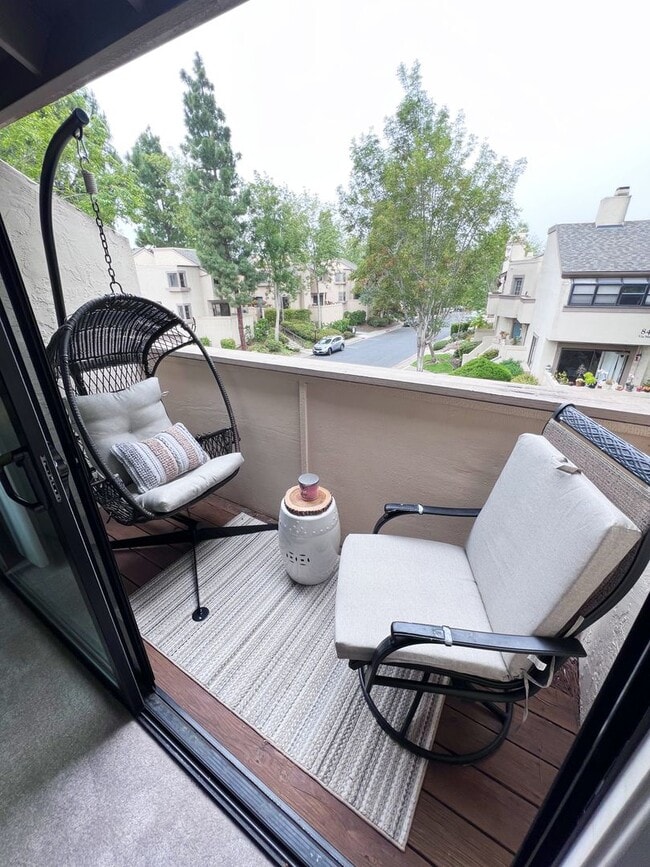 Building Photo - Beautifully Furnished 2 Bed/2.5 Bath Townhome in the Desirable Woodlands of La Jolla