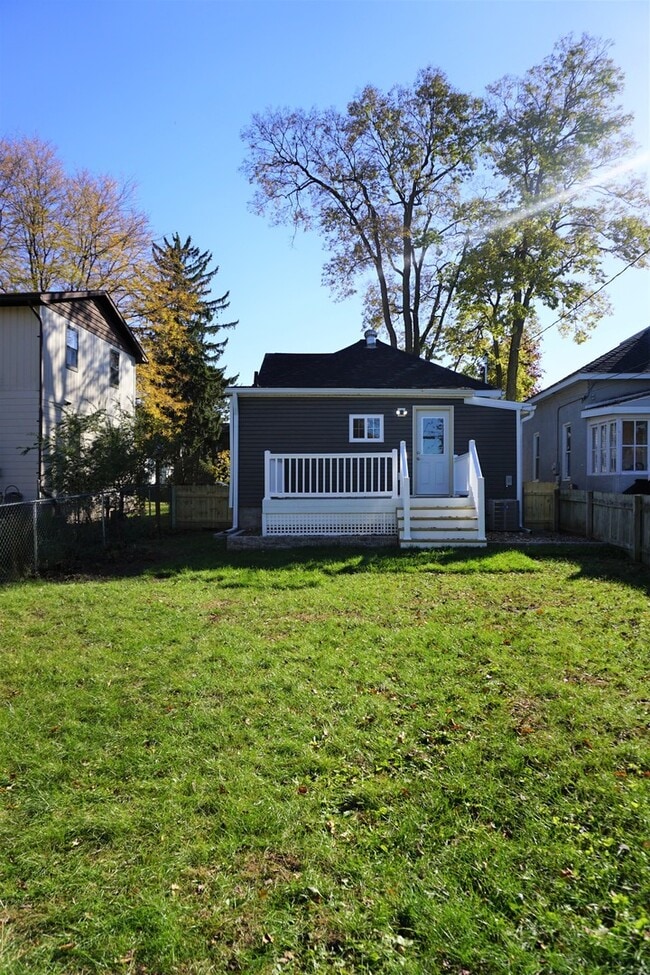 Building Photo - New modern 2 bed / 1 bath with fenced yard...