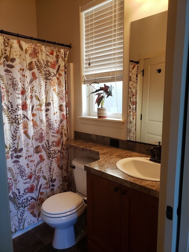 Building Photo - Charming & Comfortable Home
