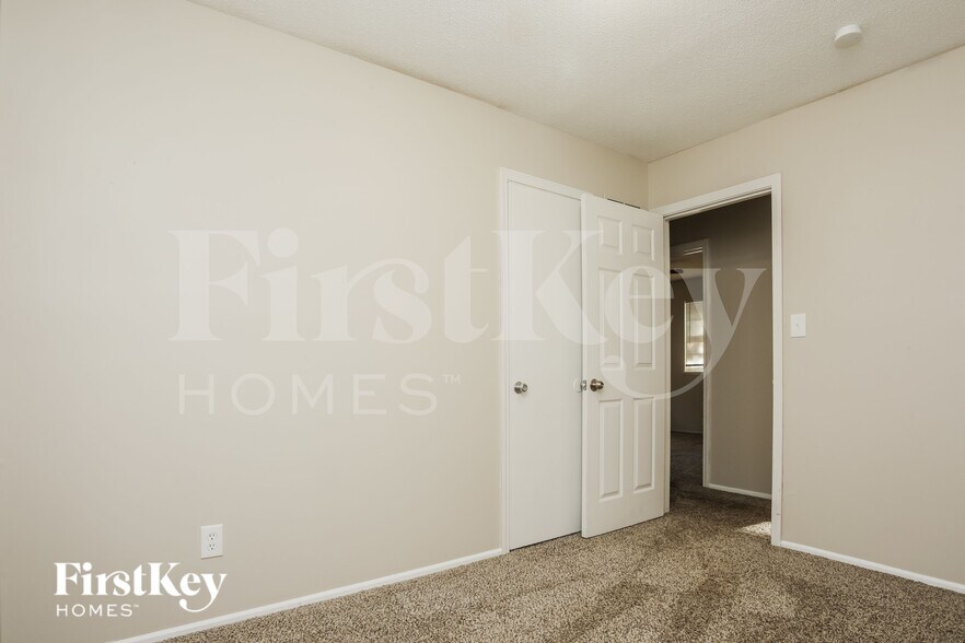 Building Photo - 706 N Redwood Dr