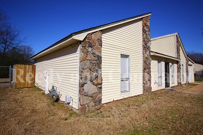 Building Photo - 3340 Morningview Dr