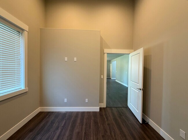 Building Photo - 1716