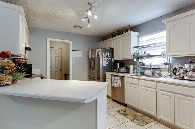 Building Photo - 3 Bedroom in Navarre!!!
