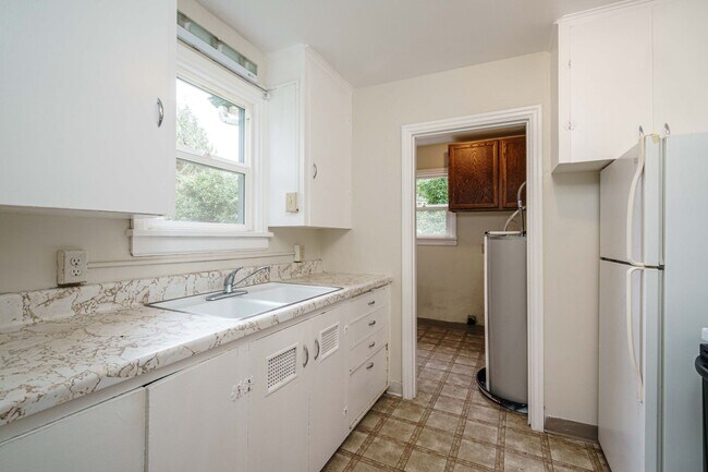 Building Photo - 1 Bedroom 1 Bath with Detached Garage