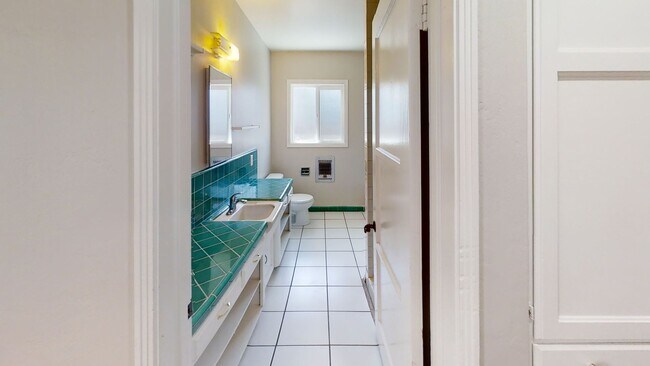 Building Photo - 4BD/2BA, Upgraded Kitchen! Sunroom!