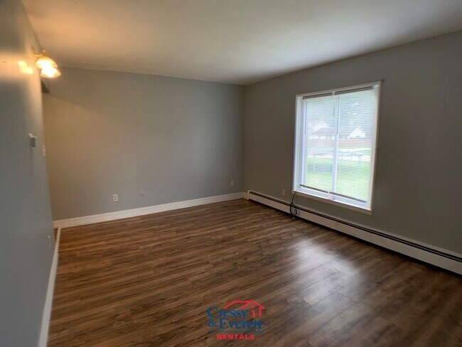 Building Photo - Cute 2 Bedroom Lower Unit