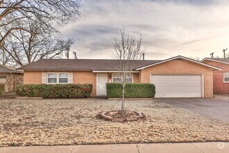 Building Photo - Large & Recently Updated!