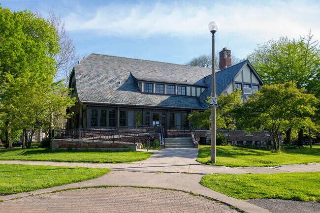 Building Photo - 2121 W Morse Ave