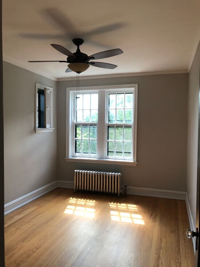 Building Photo - Bright and Sunny Unit ~ One Bed/One bath ~...