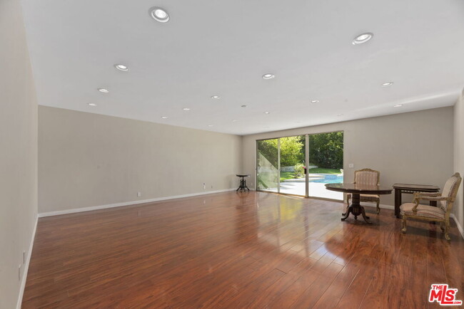 Building Photo - 1860 Loma Vista Dr