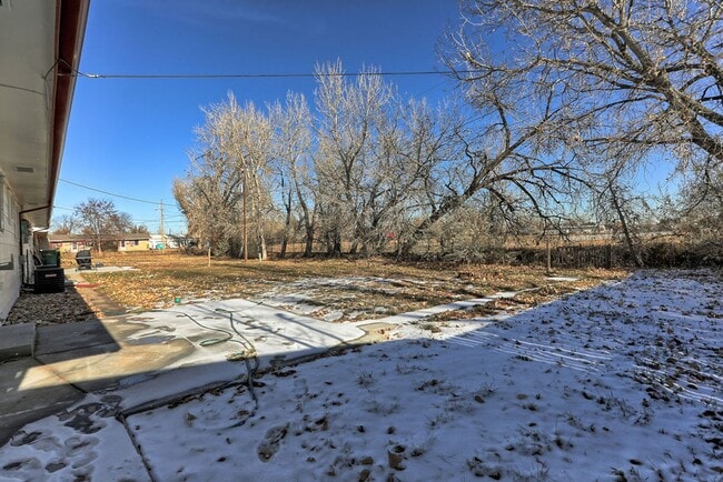 Building Photo - 2 Bedroom 1 Bath Duplex in the heart of Lo...