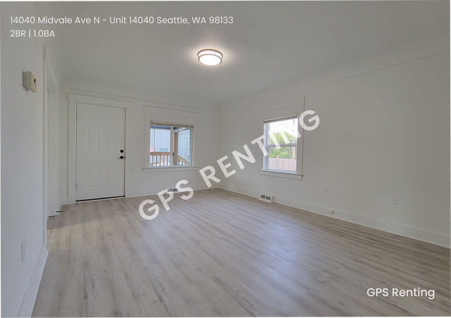 Building Photo - Nicely Remodel Home sitting in prime Everg...