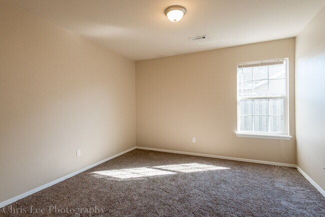 Building Photo - 3 Bedroom 2 Bath Home Minutes From UofA! Fenced yard!