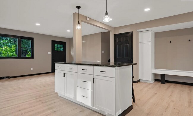 Building Photo - Spacious 3 bedroom home