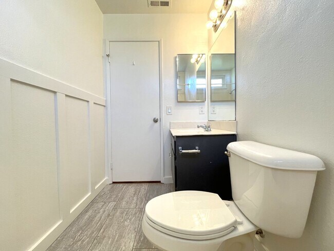 Building Photo - 3 bed, 2 bath located in Riverside!