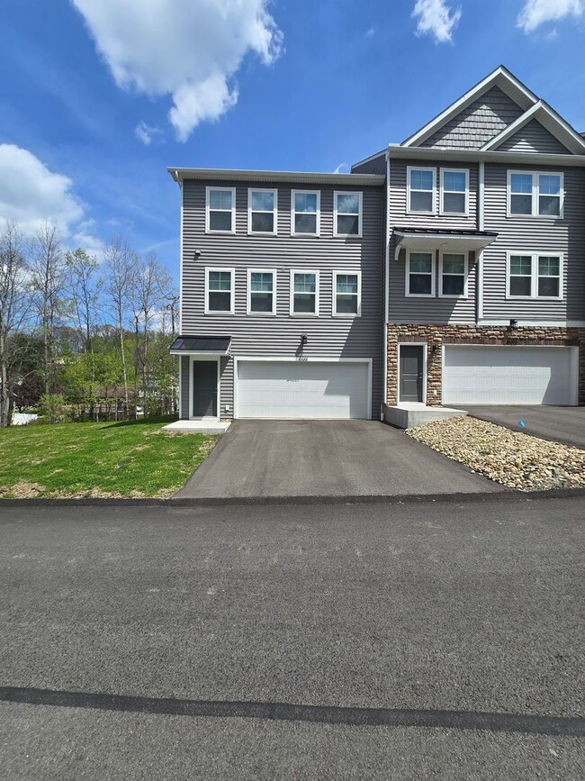 Building Photo - 3 Bedroom End Unit Townhouse - Franklin Regional School District - AVAILABLE IMMEDIATELY