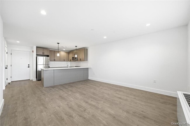 Building Photo - 180 Deer Park Ave