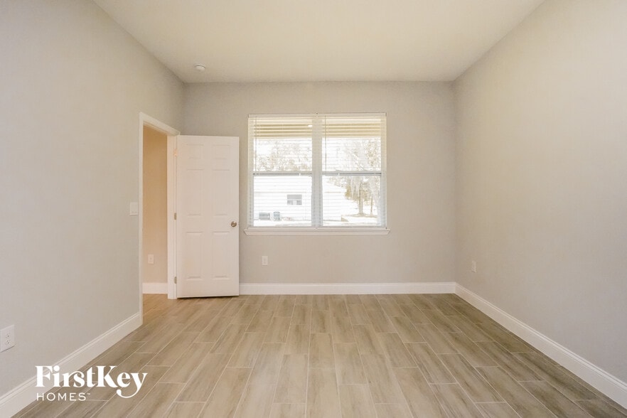 Building Photo - 453 Magpie Ct