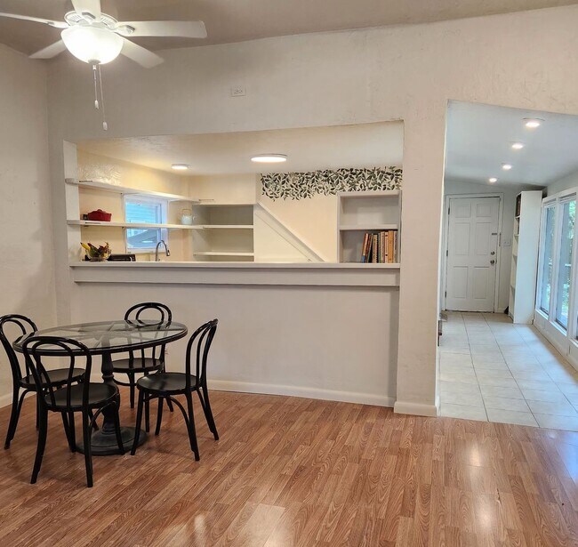 Building Photo - Single Family Home Close to UF!