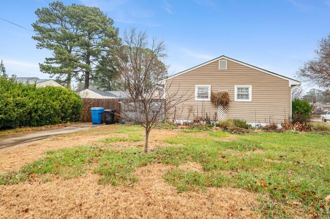 Building Photo - 4BR/2BA in Virginia Beach!  Close to VB To...