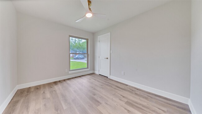 Building Photo - 2407 Bradford Dr