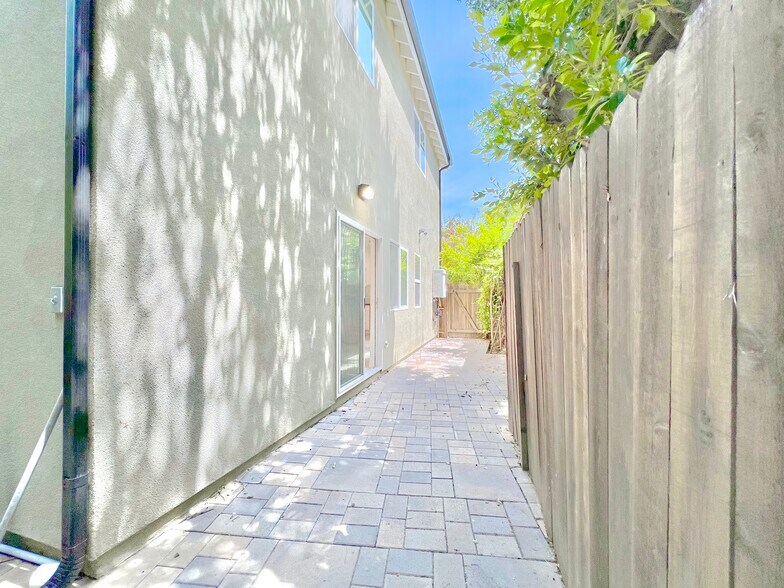 Building Photo - 2041 Linnington Ave