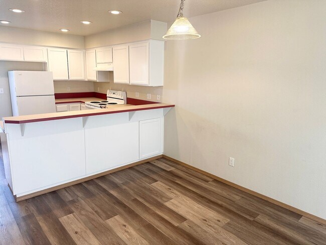 Building Photo - *HALF OFF first full month of rent!* Darli...