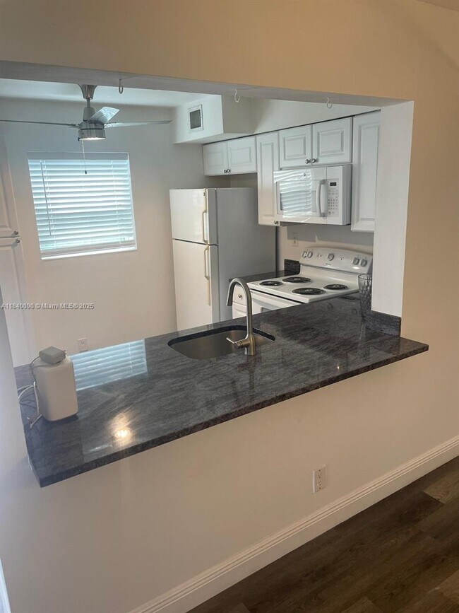 Building Photo - 407 Gardens Dr