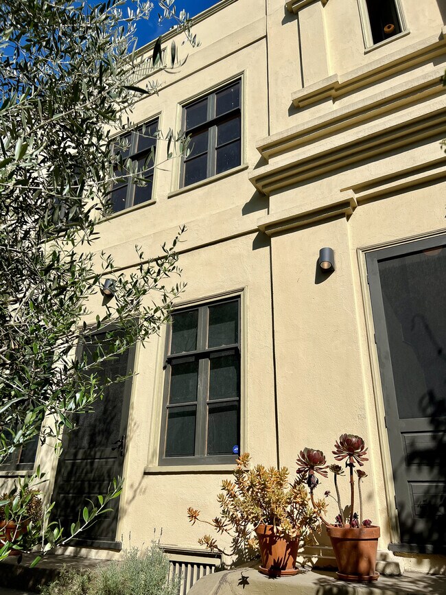 Building Photo - 234 Columbia Pl