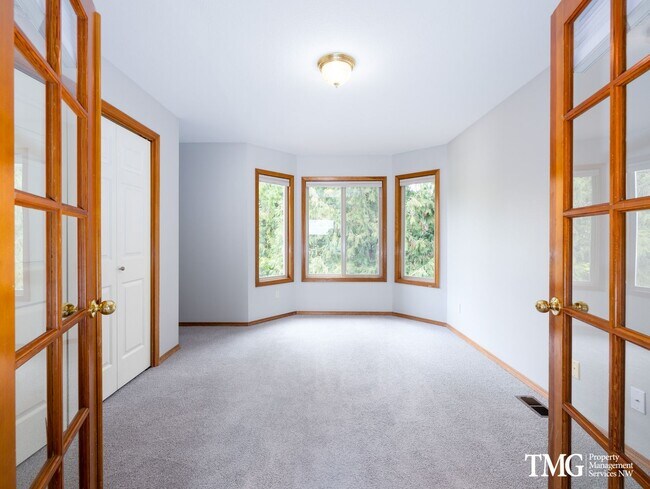 Building Photo - Grand 5+ Bedroom Home in Desirable Garden Home- Raleigh Hills Location with 2800 Sq Ft!