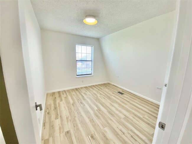 Building Photo - 114 Hollaway St